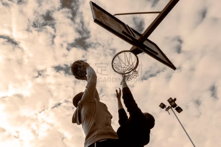 约基奇穆雷全缺阵，掘金靠这奇兵25分逆转雄鹿！字母哥11助攻也徒劳